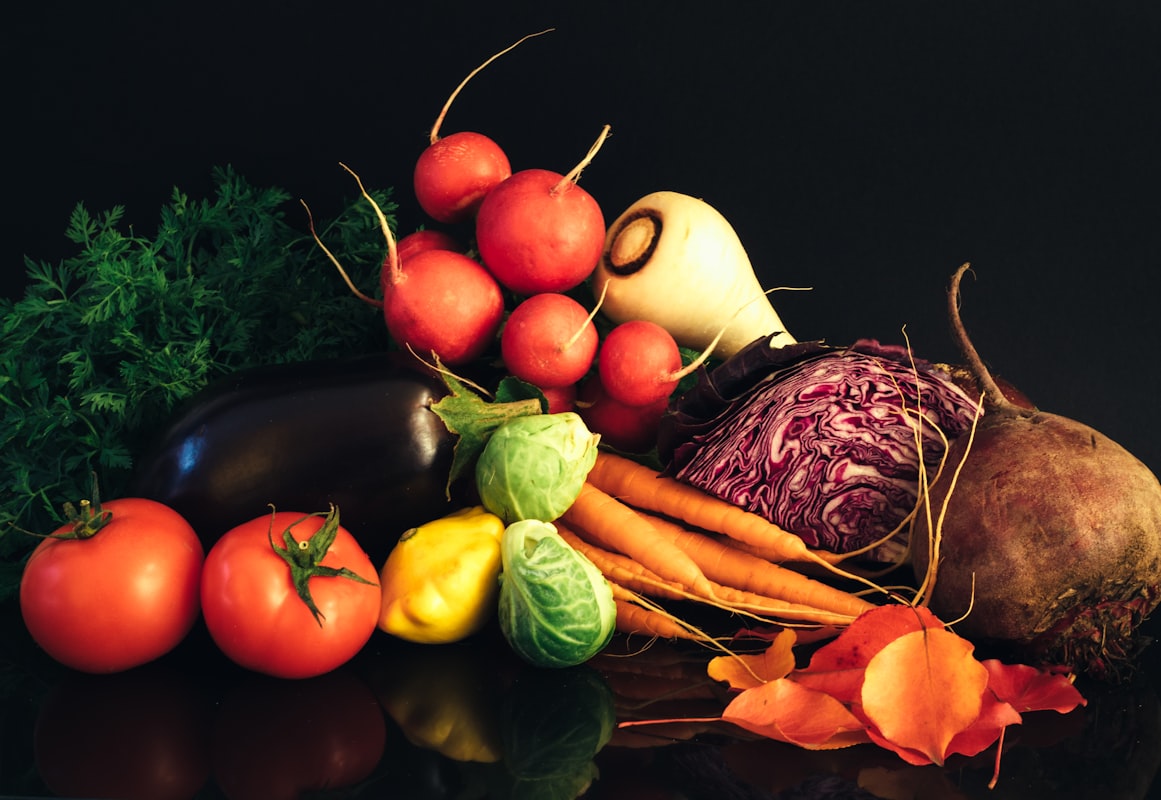 Nutritious foods for eye health including leafy greens, colorful vegetables, and berries